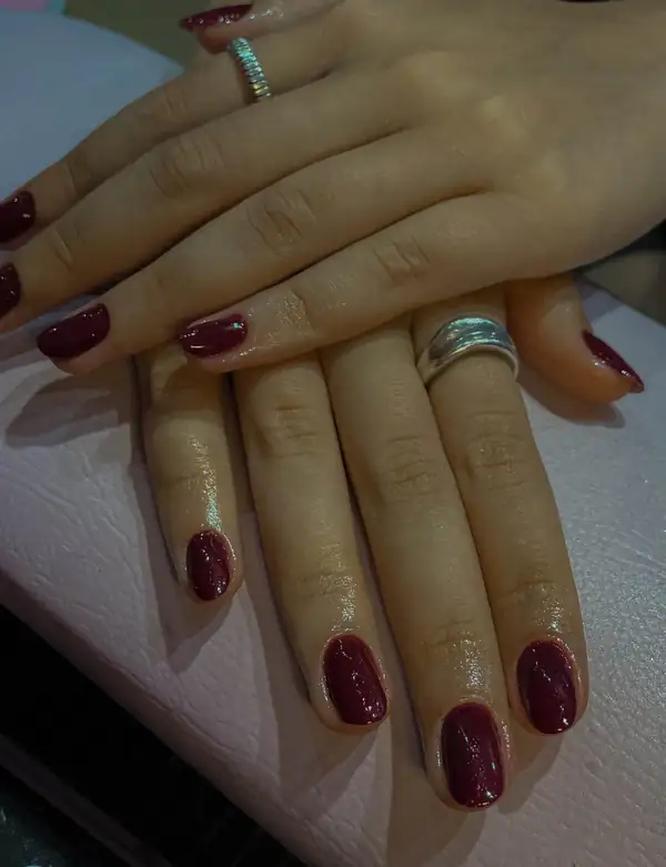 Unhas em esmalte vinho