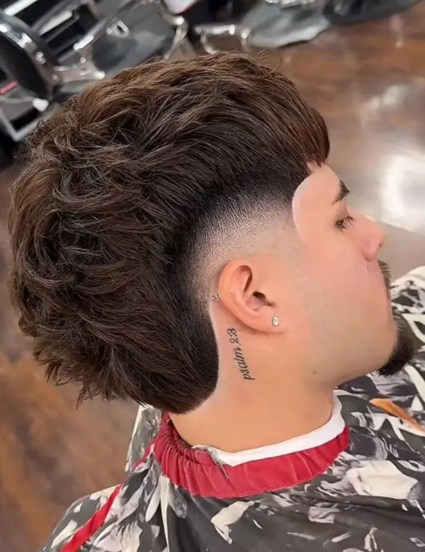 Corte masculino finalizado na barbearia