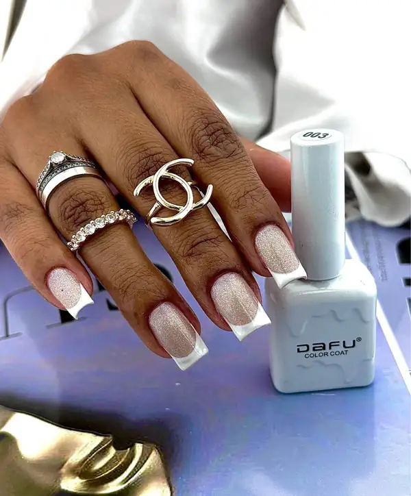 Aplicação de esmalte em gel na manicure