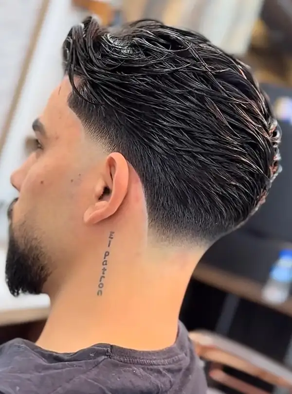 Corte masculino degradê visto de perfil