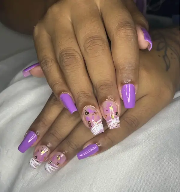 Unhas decoradas em tom lilás